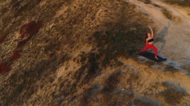 Прекрасний вид на жінку, що робить йогу Однокласна поза для собак, Високий обід Поза на горі на заході сонця . — стокове відео