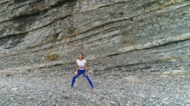 Kadının ağız kavgası işi sırasında nefes egzersizleri kaya zemin üzerine bodyflex. Hava güzel görüntüleri görünümü.