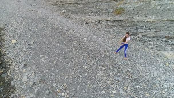 Flicka Gör Övning För Benen Bodyflex Andningsövningar Havet Och Rock — Stockvideo