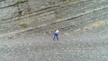 Kadının ağız kavgası işi sırasında nefes egzersizleri kaya zemin üzerine bodyflex. Hava güzel görüntüleri görünümü.