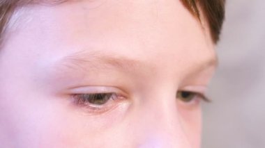 Childs'ın gözleri yakın çekim. Üzgün çocuk geleceğe bakış.