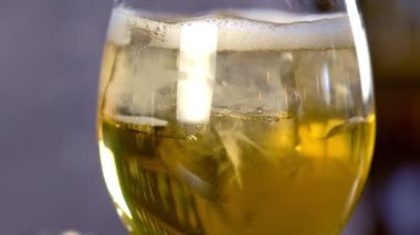 Alkol kokteyli köpüklü şarap, buz ve içki bardağı, yakından görmek içinde.