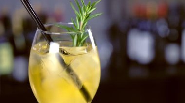 Alkol köpüklü şarap, buz ve içki, limon ve biberiye bar counter, yakın çekim görünümü üzerinde bardağı içinde kokteyl
