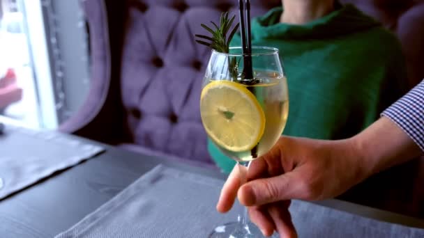Μπάρμαν σερβίρει αλκοόλ ένα κοκτέιλ στο wineglass γυναίκα, βάζει στο τραπέζι. Χέρια γκρο πλαν. — Αρχείο Βίντεο