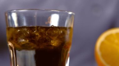 Barmen karışımları alkol buzlu yakın çekim yan görünüm kokteyl.