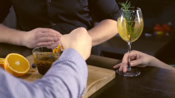 Barman preparar cócteles de alcohol para los clientes hombre y mujer en el mostrador del bar. Primer plano de las manos . — Vídeos de Stock