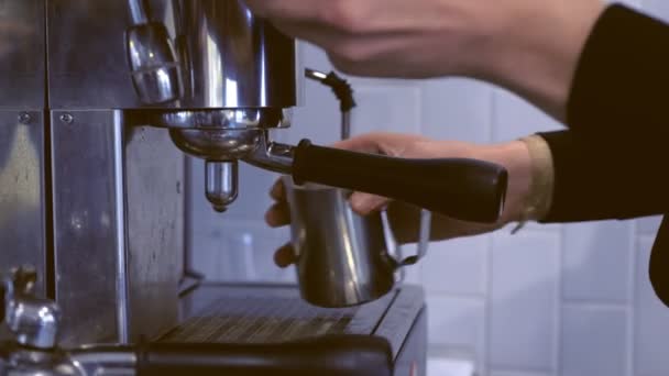 Barista haciendo café expreso usando cafetera . — Vídeo de stock