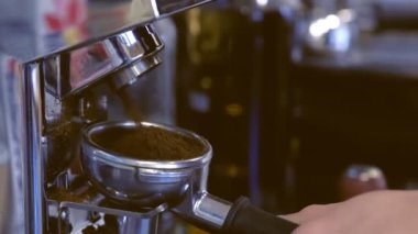 Barista kahve kahve makinesi kullanarak fasulye taşlama.