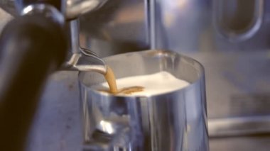 Kahve süt ve krem kahve makinesi kullanarak yapma.