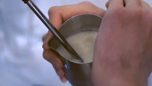 Homem profissional barista preparar café fresco, segurando jarro para o leite fumegante . — Vídeo de Stock