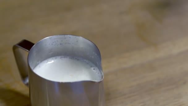 Barista fait du café avec du fromage à la crème et du lait en pichet. Gros plan des mains . — Video