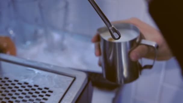 Hombre profesional barista preparando café fresco capuchino con generador de vapor, sosteniendo jarra. Primer plano de las manos . — Vídeo de stock