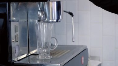 Profesyonel barista İrlanda kahvesi için sıcak su dökülen su dağıtıcısı, eller yakın çekim.