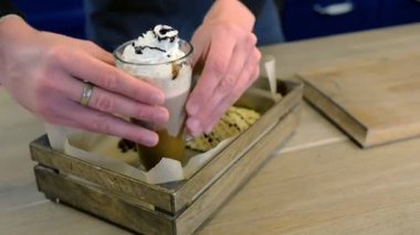 Barista İrlandalı kahve yaptım ve waffle bir tepsi ile servis edilir. Eller yakın çekim.