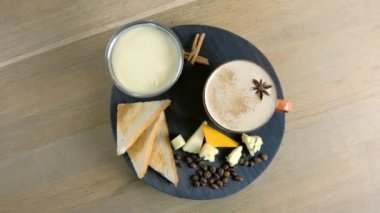 Eritilmiş peynir, peynir ve ekmek tost wod siyah tepside parçaları ile peynir kahve. Üstten Görünüm.