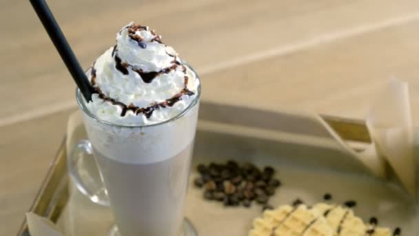 Ierse koffie geserveerd met wafels op een dienblad op houten tafel. Close-up weergave. — Stockvideo