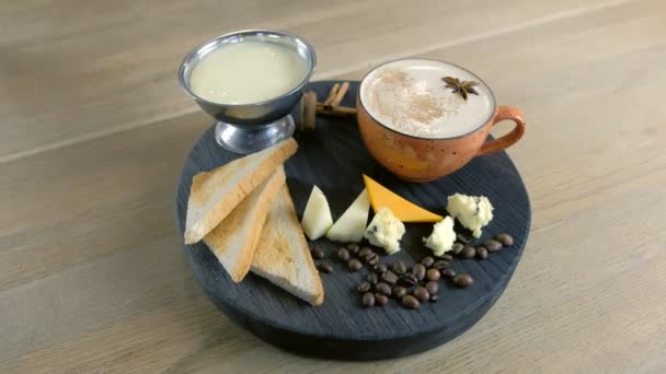 Käsekaffee mit geschmolzenem Käse, Käsestücken und Toastbrot auf einem Tablett. — Stockvideo