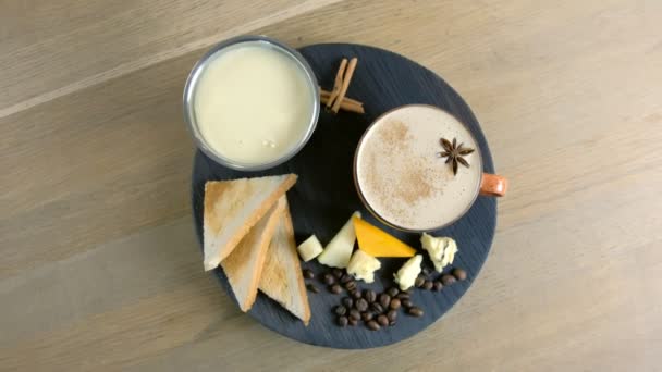 奶酪咖啡, 奶酪, 奶酪片和面包烤面包在一个湿瓦的黑色托盘上。顶视图. — 图库视频影像