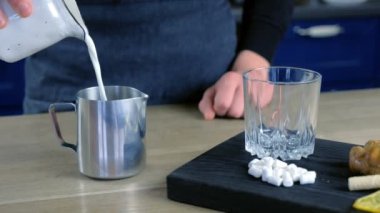 Barista süt, kahve ve çikolata atıcı tepesi karışımları. Kakao hazırlanıyor. Eller yakın çekim.