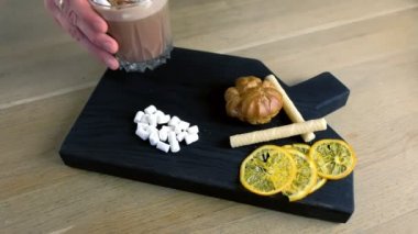 Barista uzak kakao hatmi ile verir. Kakao yemek. Yakın çekim yan görünüm.