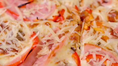 Sosis, mantar ve peynir pizza. Yakın çekim görünümü.