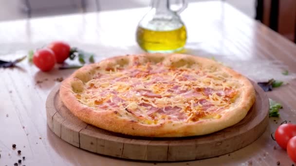 Szakács megszórjuk szalonnás pizza reszelt sajt. Kezet a gumikesztyűt, oldalnézetből. — Stock videók