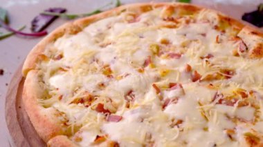 Şef serpin pastırma pizza peyniri rendesi. Yakın çekim yan görünüm.