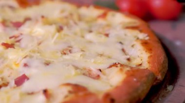 Cook bir dilim pastırma pizza eldivenli elini ile alır. Yakın çekim görünümü.