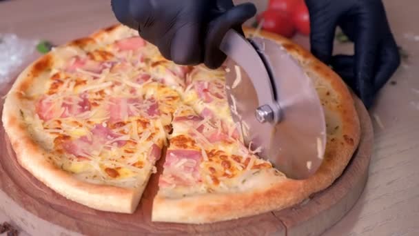 Chef Corta Uma Pizza Com Bacon Queijo Tábua Madeira Mesa — Vídeo de Stock