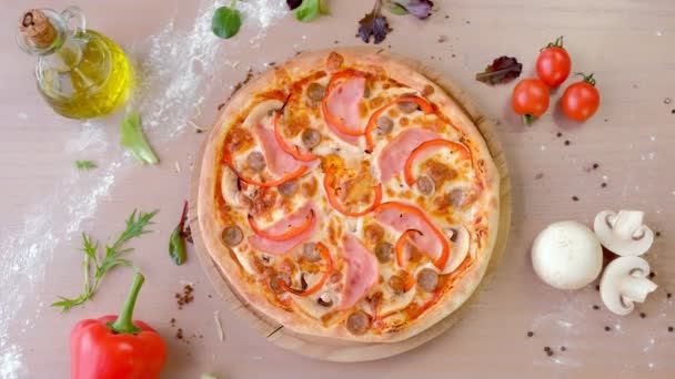 Pizza Com Presunto Cogumelos Pimenta Tábua Madeira Mesa Vista Perto — Vídeo de Stock
