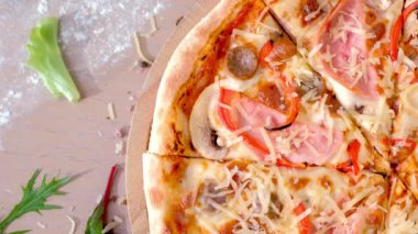 Sosis, mantar ve peynir pizza ahşap tahta üzerinde. Yakın çekim Üstten Görünüm