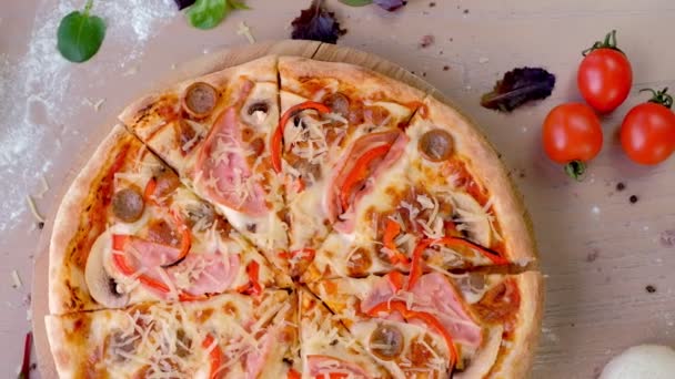 Szalonnás, gombás-sajtos pizza fából készült táblán. Közeli kép: felülnézet. — Stock videók