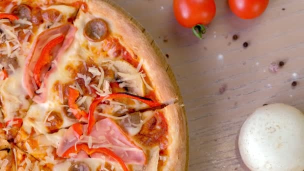 Slanina, žampiony a sýrem pizza na dřevěné desce. Pohled shora detail.