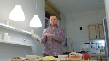 Adam pizza hamuru, el el atma ve bırakarak Evde pizza pişirme.