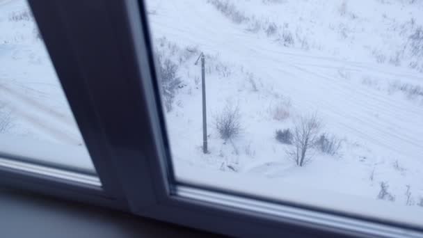 Pohled z okna výškové budovy ve dvoře na ulici v zimě. — Stock video