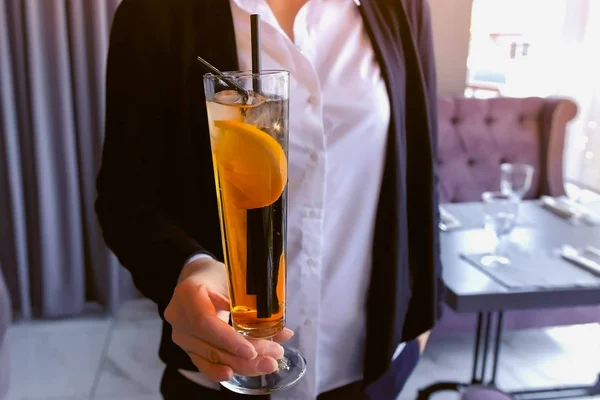 Kelner serwuje koktajl alkoholowy, stawia na tabeli Klienci. Szczelnie-do góry ręce. — Zdjęcie stockowe