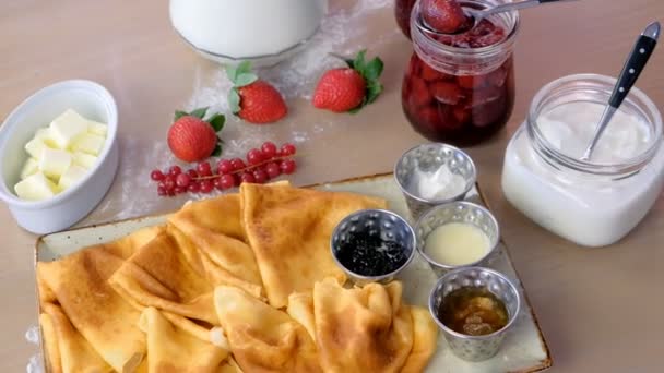 Russische Traditionele Pannenkoeken Blini Geserveerd Met Jam Zure Room Aardbeien — Stockvideo