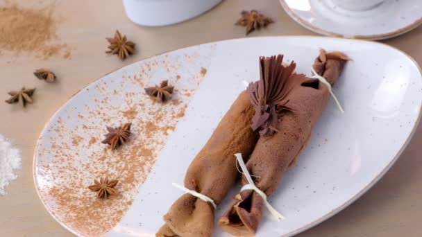 Crêpes russes au chocolat, blinis avec garniture caillée sur l'assiette. Vue rapprochée . — Video