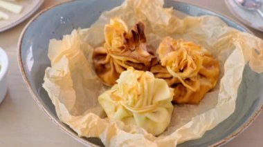 Julienne çay ve tereyağı ile baker kağıt üzerinde bir tabakta servis hamur içinde pişmiş. Yakın çekim görünümü