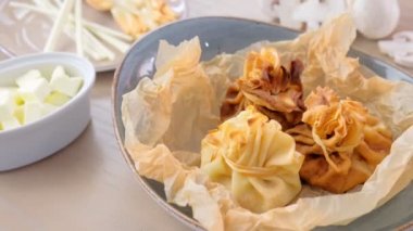 Julienne çay ve tereyağı ile baker kağıt üzerinde bir tabakta servis hamur içinde pişmiş. Yakın çekim görünümü.