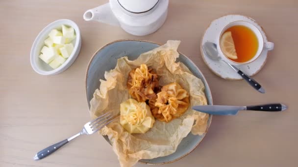 Julienne cotta in pasta servita su un piatto su carta da forno con tè e burro. Vista dall'alto . — Video Stock