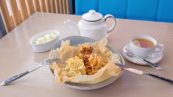 Julienne Çay Tereyağı Ile Baker Kağıt Üzerinde Bir Tabakta Servis — Stok video