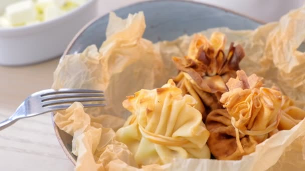 Julienne gebakken in deeg geserveerd op een plaat op baker papier met thee en boter. Zijaanzicht. — Stockvideo