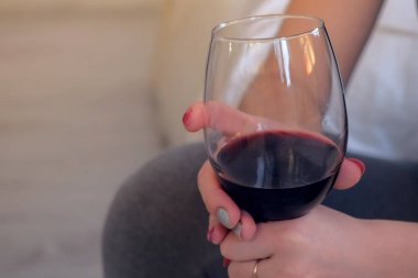 Yakın çekim eller kadın onun elinde kırmızı şarap ile.