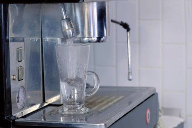 İrlanda kahvesi için sıcak su su dağıtıcısı loşluğa dökme..