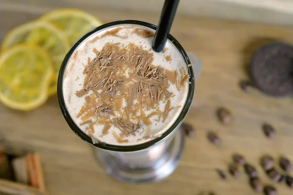 Kopi Irlandia disajikan di nampan kayu dengan lemon, kue dan biji kopi. Tampilan puncak close-up . — Stok Foto