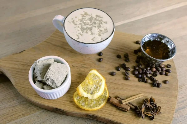 Kopje koffie met halva geserveerd op een dienblad met honing en koffie bonen. — Stockfoto