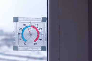 Negatif sıcaklık kışın penceresindeki termometre.