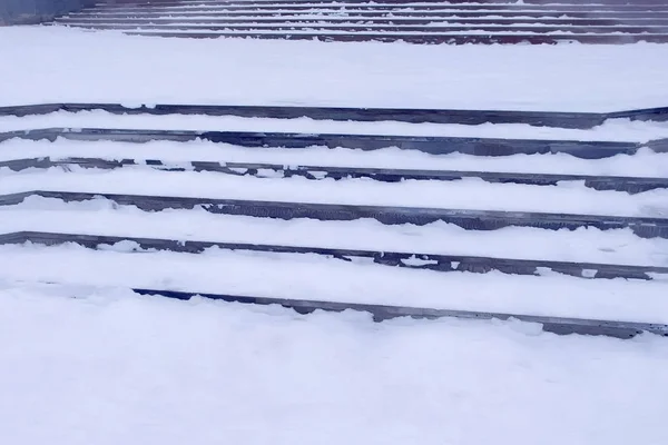 Passos na neve na entrada do edifício no inverno, escadas escorregadias . — Fotografia de Stock