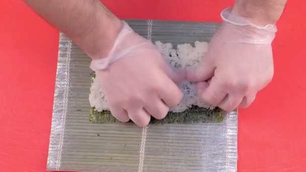 Bucătarul gătește rulouri cu caviar roșu deasupra. Efectuarea procesului de rulare. Mâinile aproape . — Videoclip de stoc